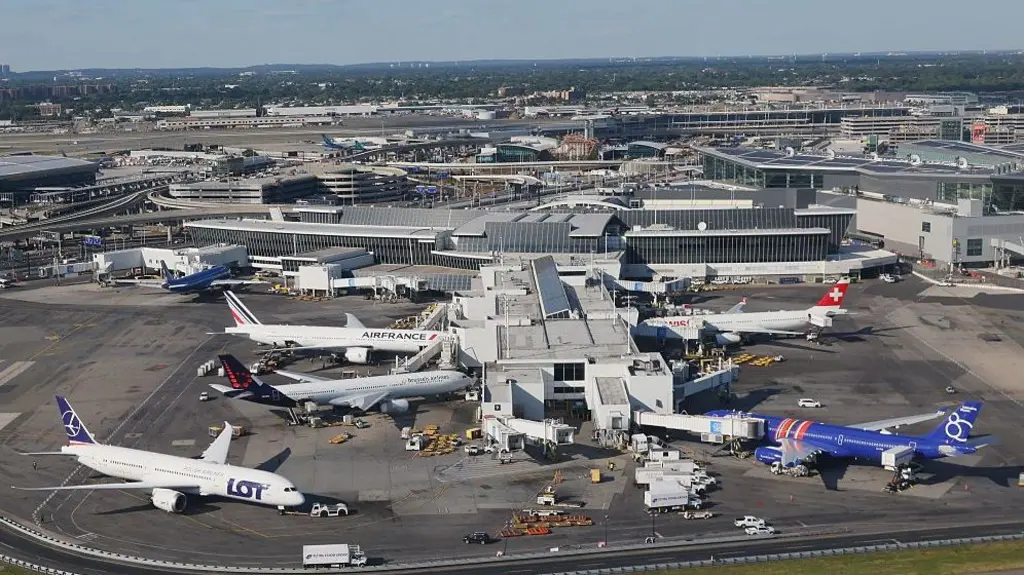 Amtrak Crew cut fiber line, disrupting flights across America